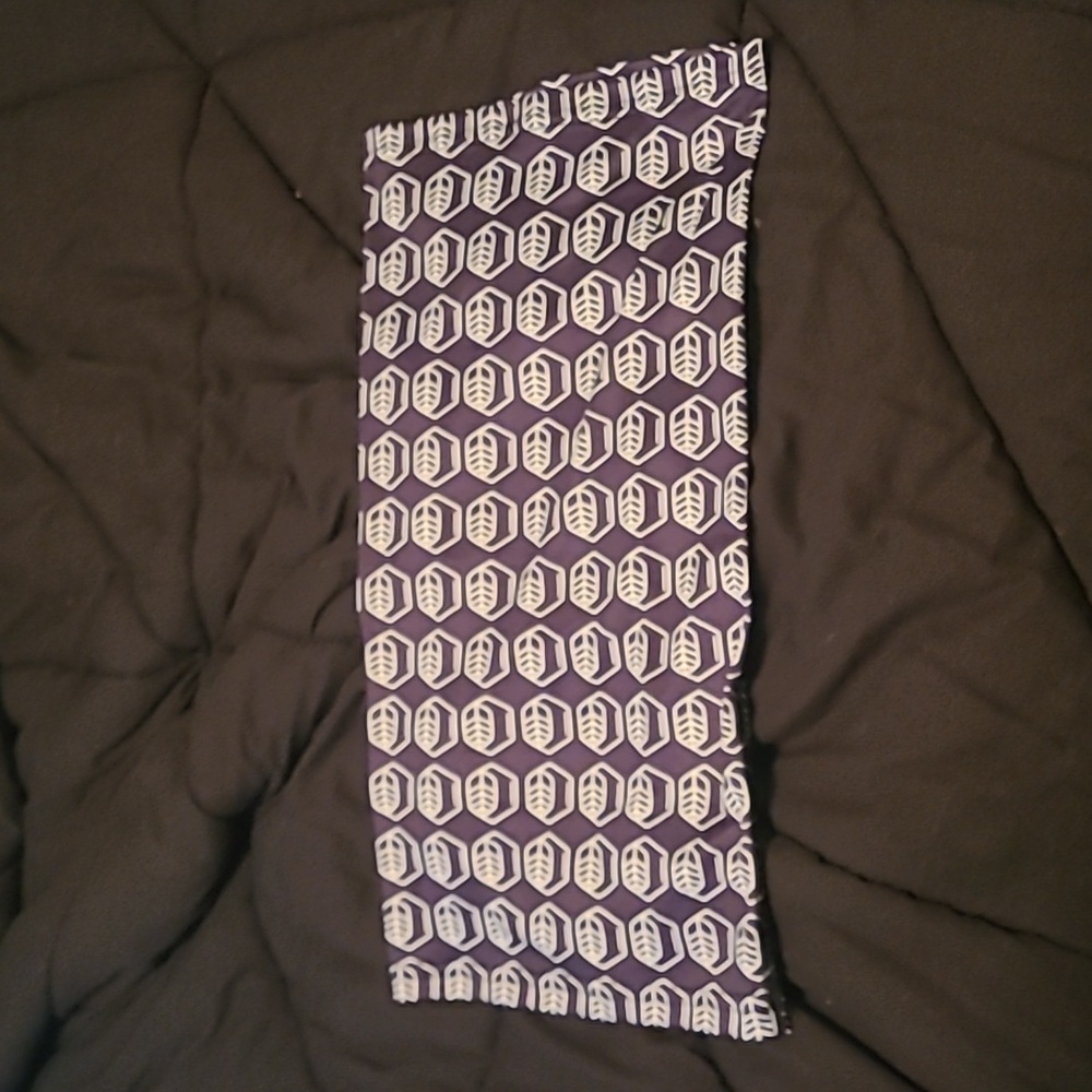 Spark  black and white neck gaiter